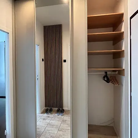 New Cozy Studio, Ac & Balcony Apartmán