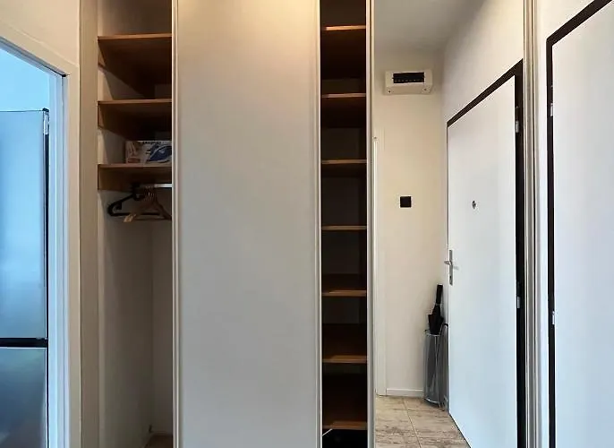 New Cozy Studio, Ac & Balcony