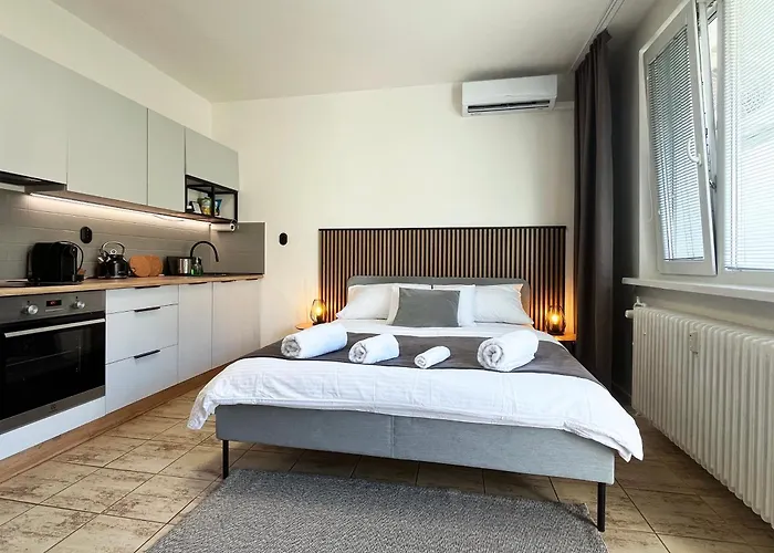 New Cozy Studio, Ac & Balcony דירה *