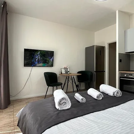 New Cozy Studio, Ac & Balcony *